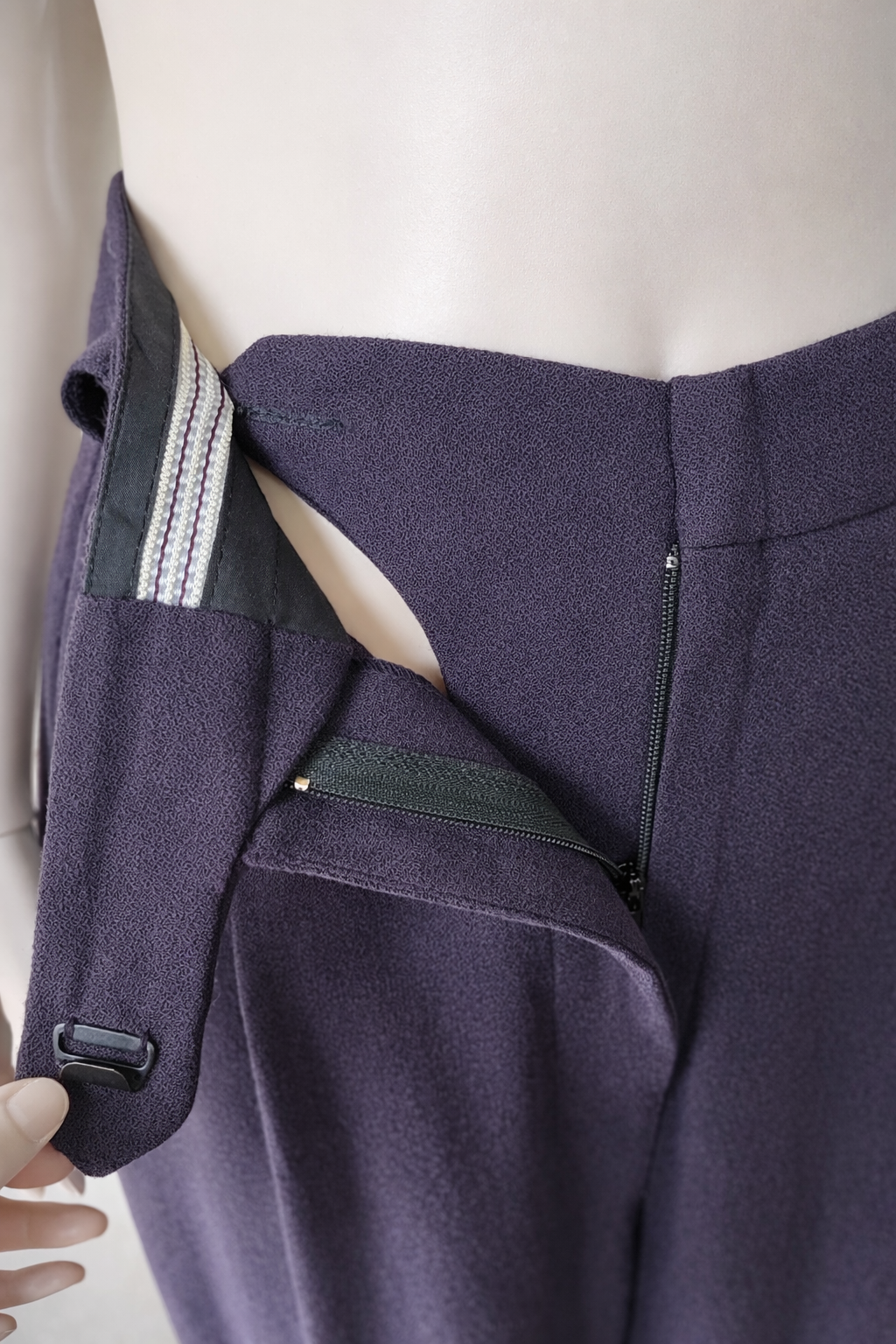 Pantalon authentique John Galliano Paris en laine violet profond vintage