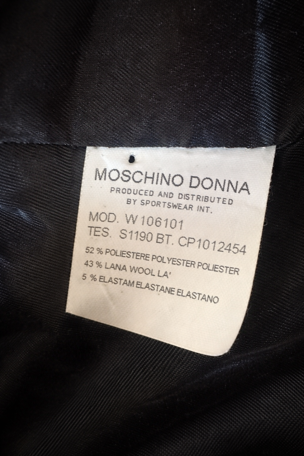 Blazer noir Moschino avec bouton rose