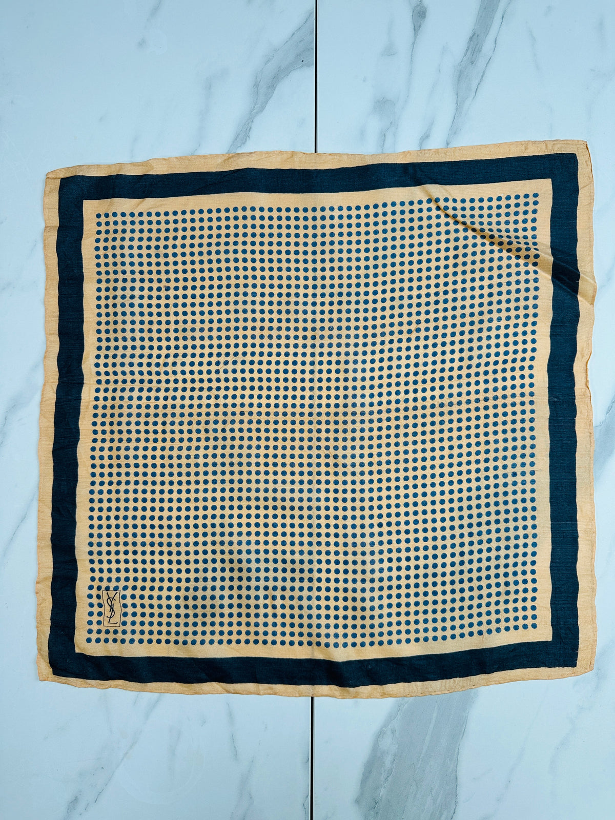 Foulard Yves Saint Laurent Authentique en Soie Beige à Pois Bleus Vintage