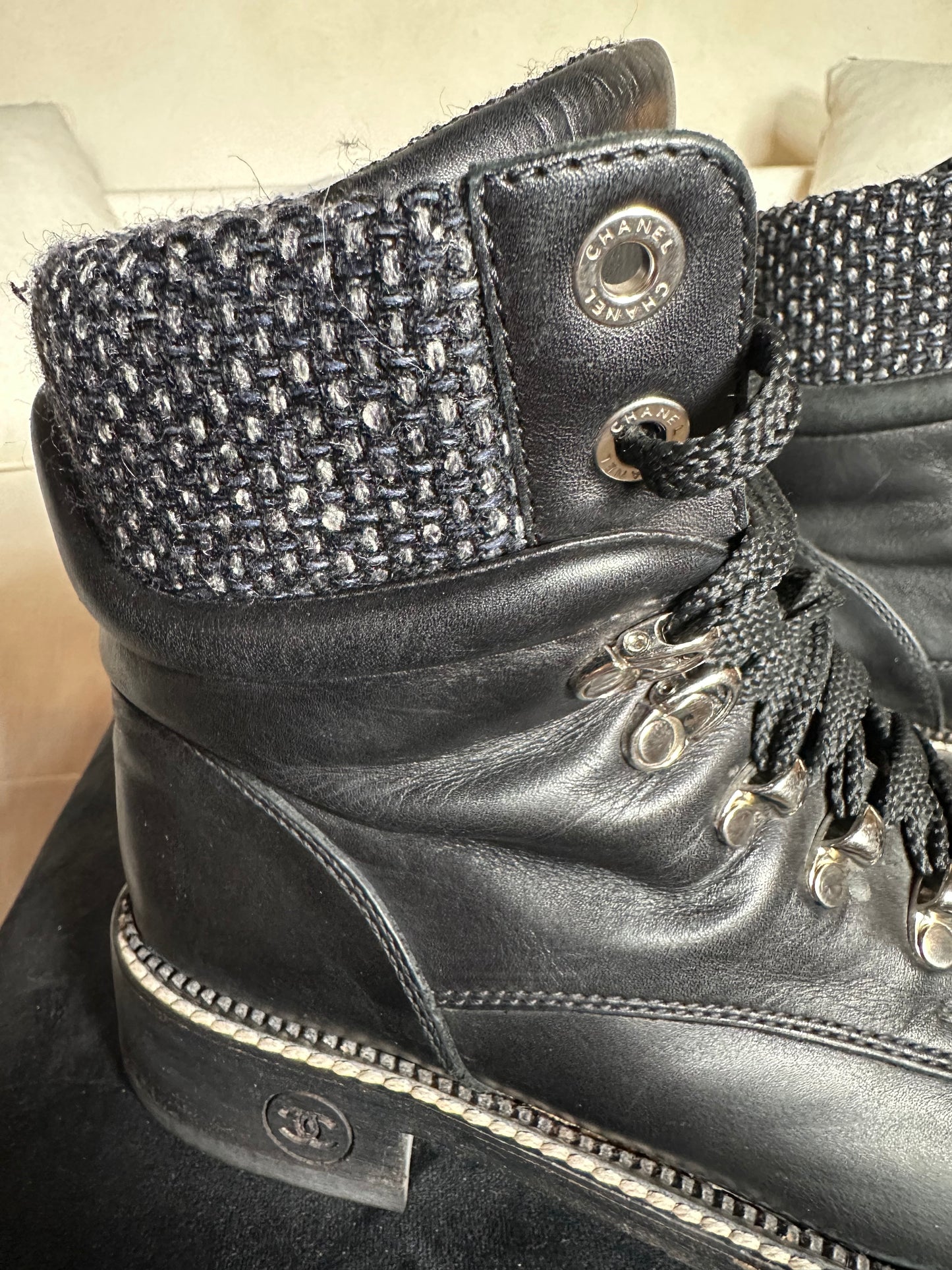 Bottines Chanel en cuir noir détail tweed