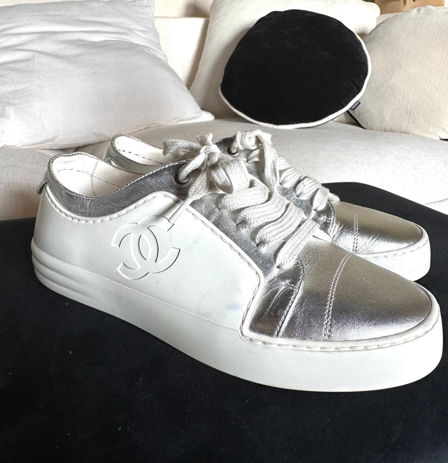 Baskets Chanel authentiques en cuir argent métallisé et caoutchouc blanc