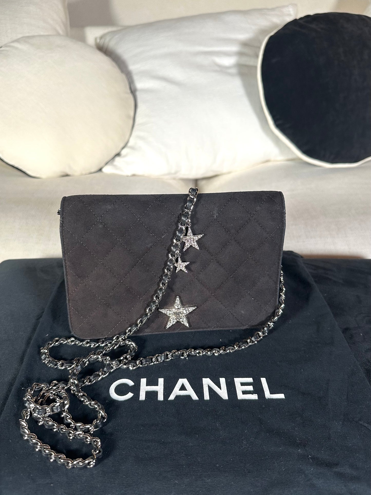 Sac mini flap Chanel matelassé en suède noir authentique