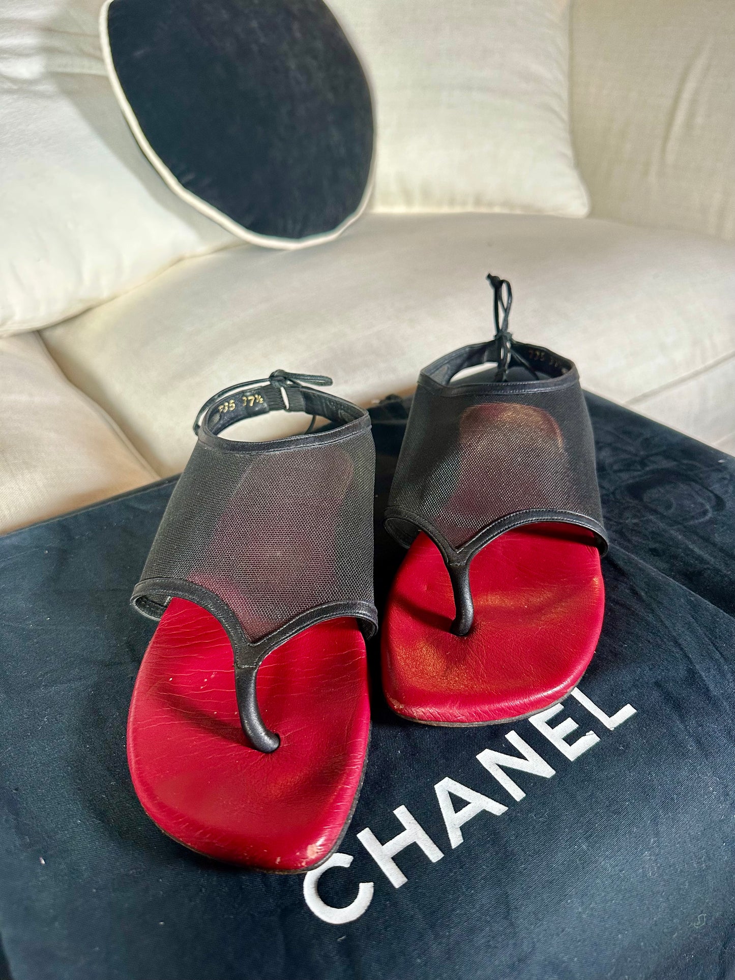 Chanel sandales tongs en mesh noir et cuir rouge authentique