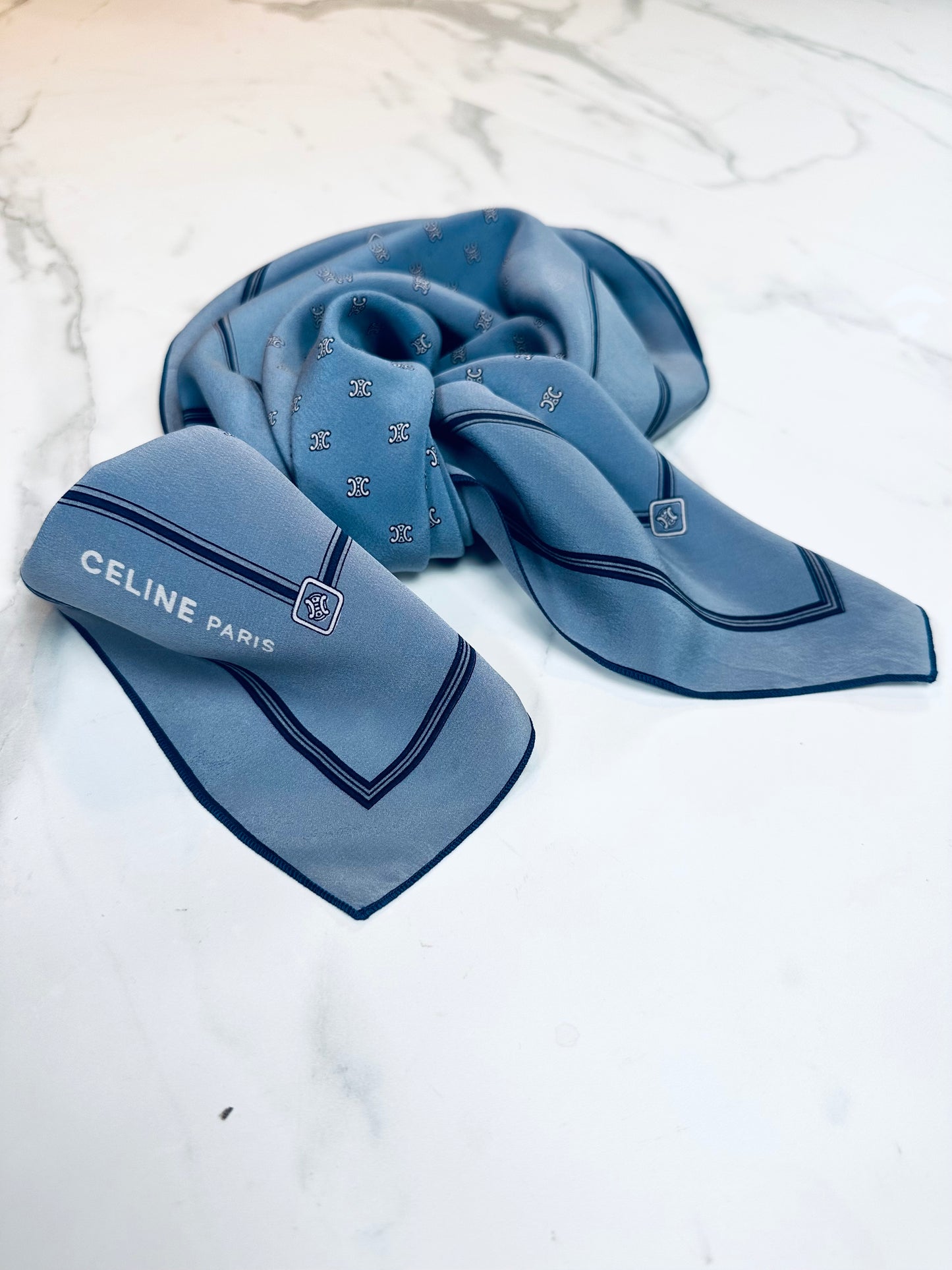 Carré Céline Paris en soie de crêpe gris bleu vintage authentique