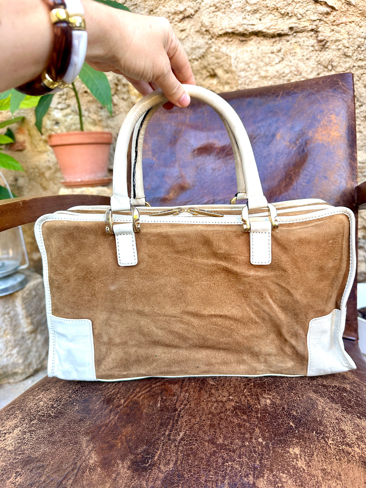 Sac iconique Loewe Amazona vintage en daim camel et cuir ivoire