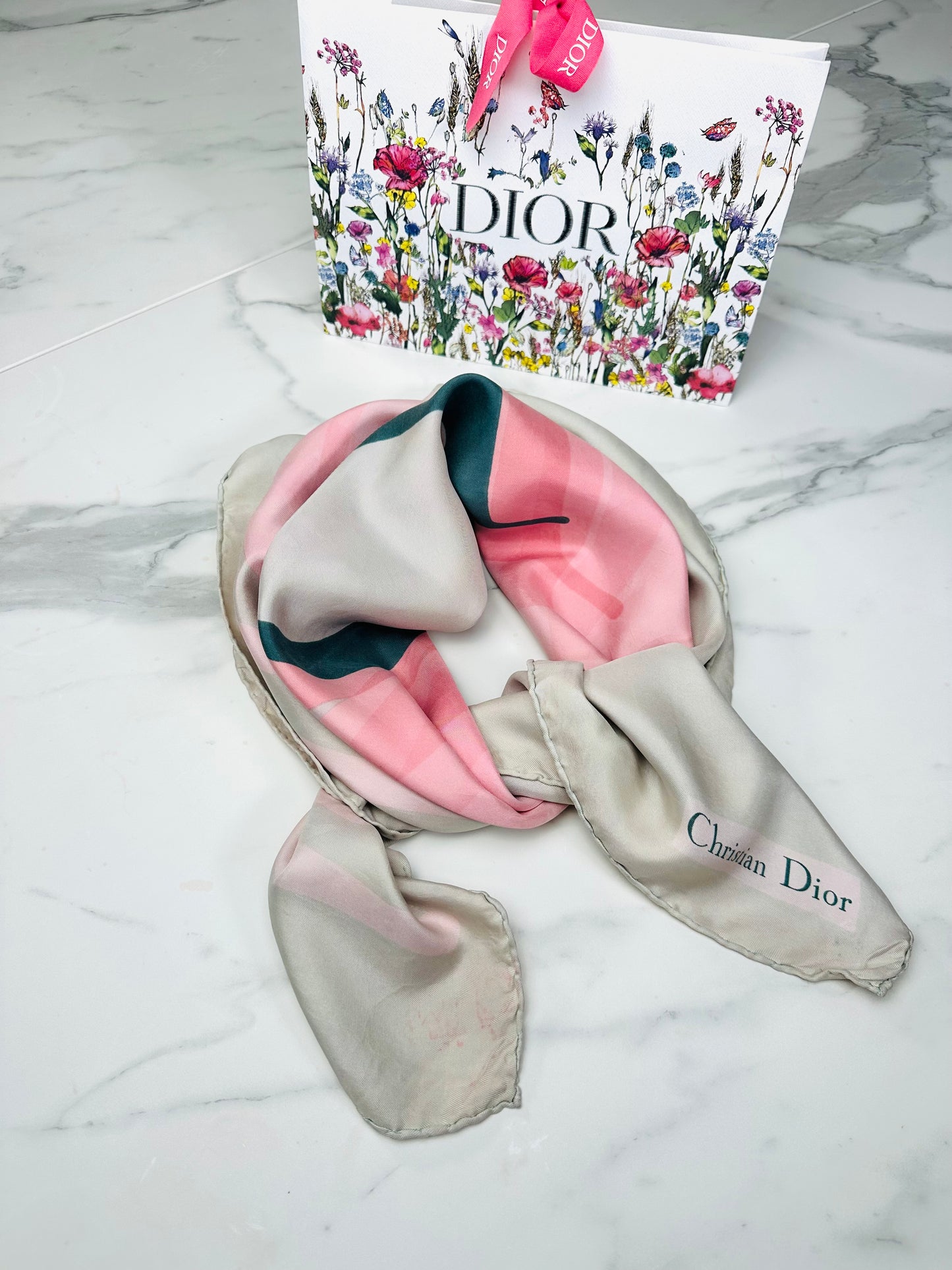 Carré en soie Christian Dior ivoire rose vert motif monogramme D graphique vintage authentique