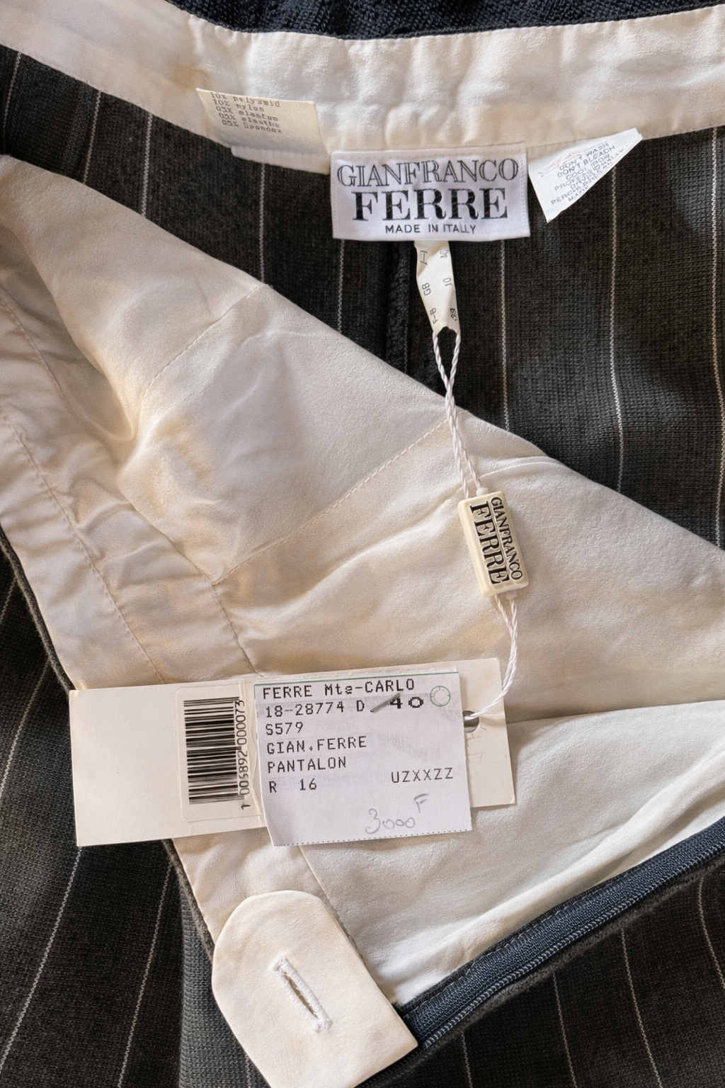 Gianfranco Ferré – Bermuda tailleur en laine à rayures fines vintage neuf