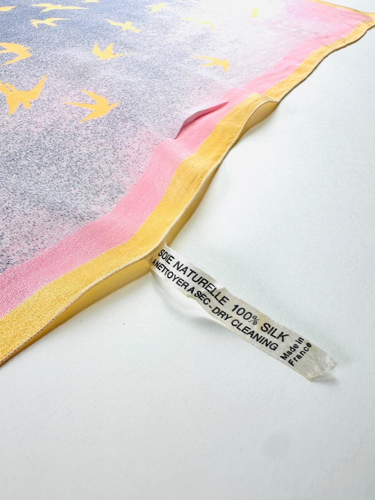 Carré Pierre Cardin en soie rose et jaune motif oiseaux vintage authentique