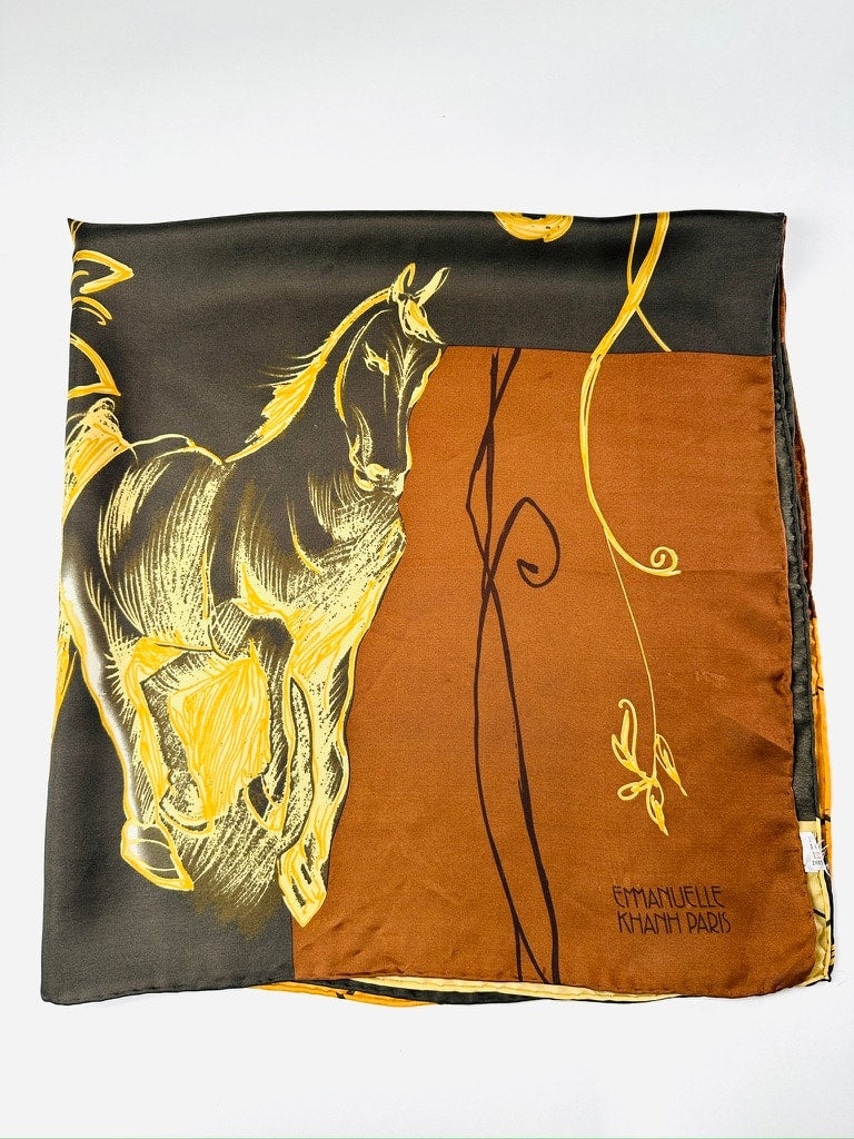 Grand carré Emmanuelle Khanh en soie marron et jaune motif équestre vintage authentique