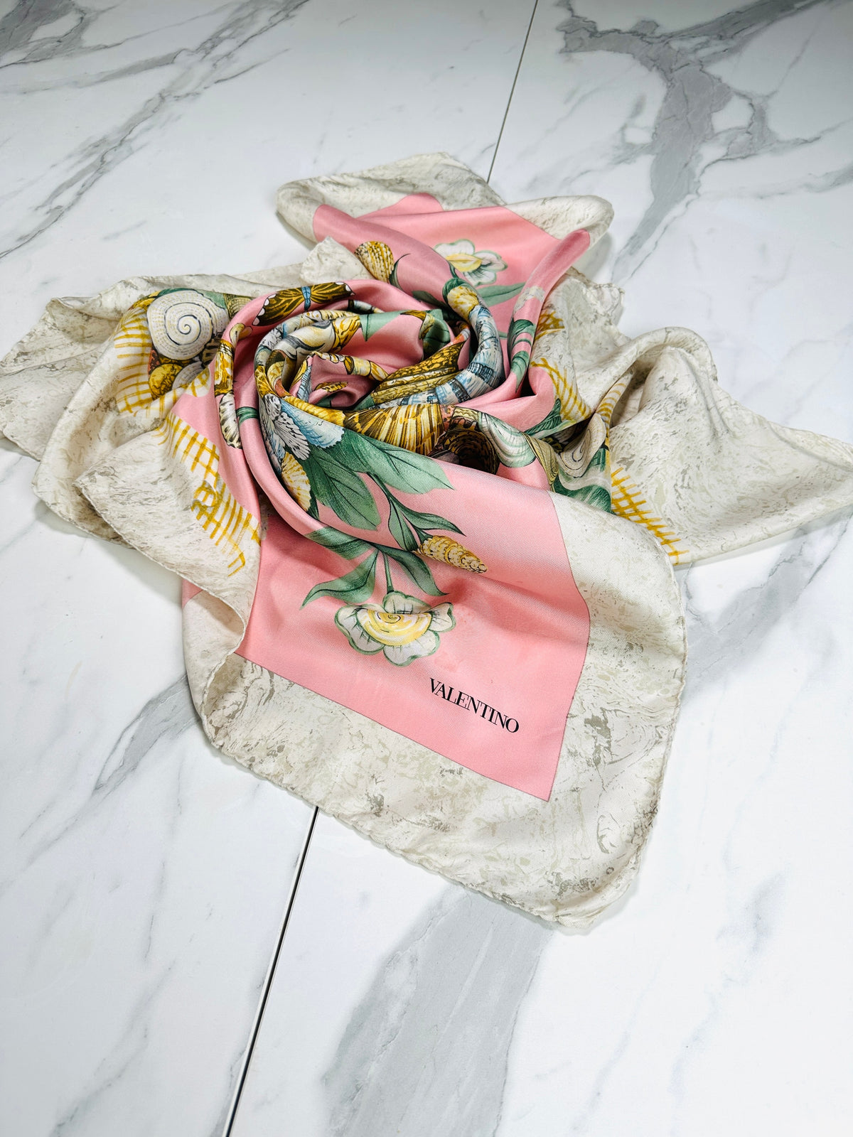 Grand carré Valentino en soie satinée rose et ivoire motif floral vintage authentique