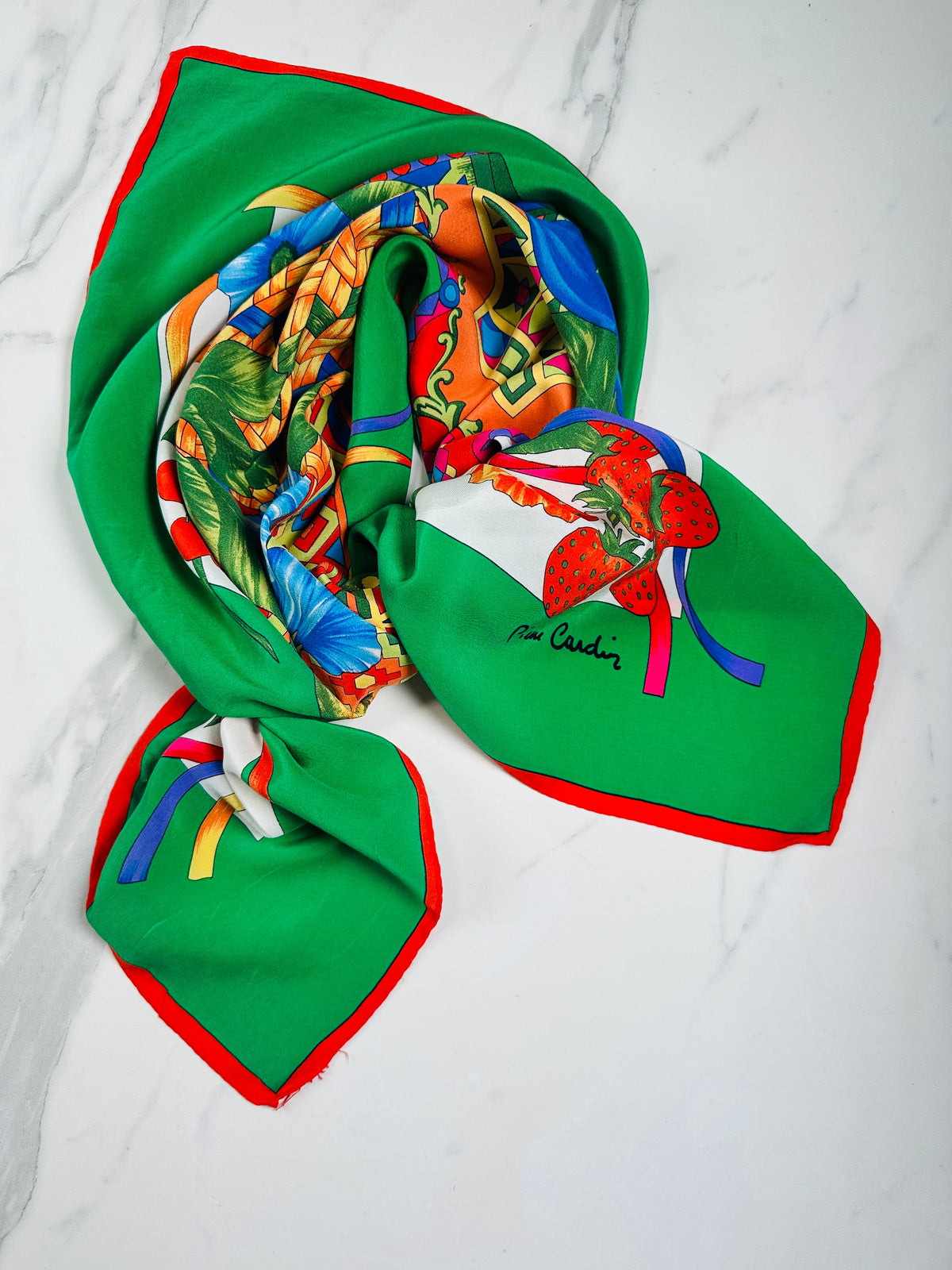 Grand carré Pierre Cardin en soie vert et rouge motif floral vintage authentique