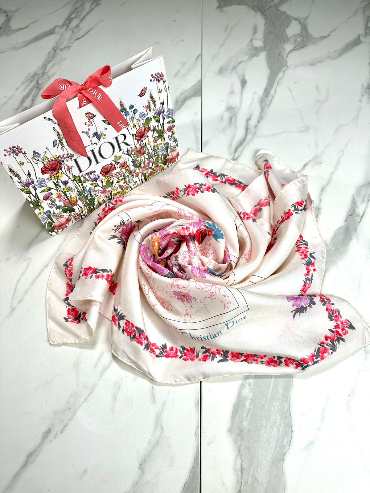Carré Christian Dior en soie motif floral rose vintage authentique