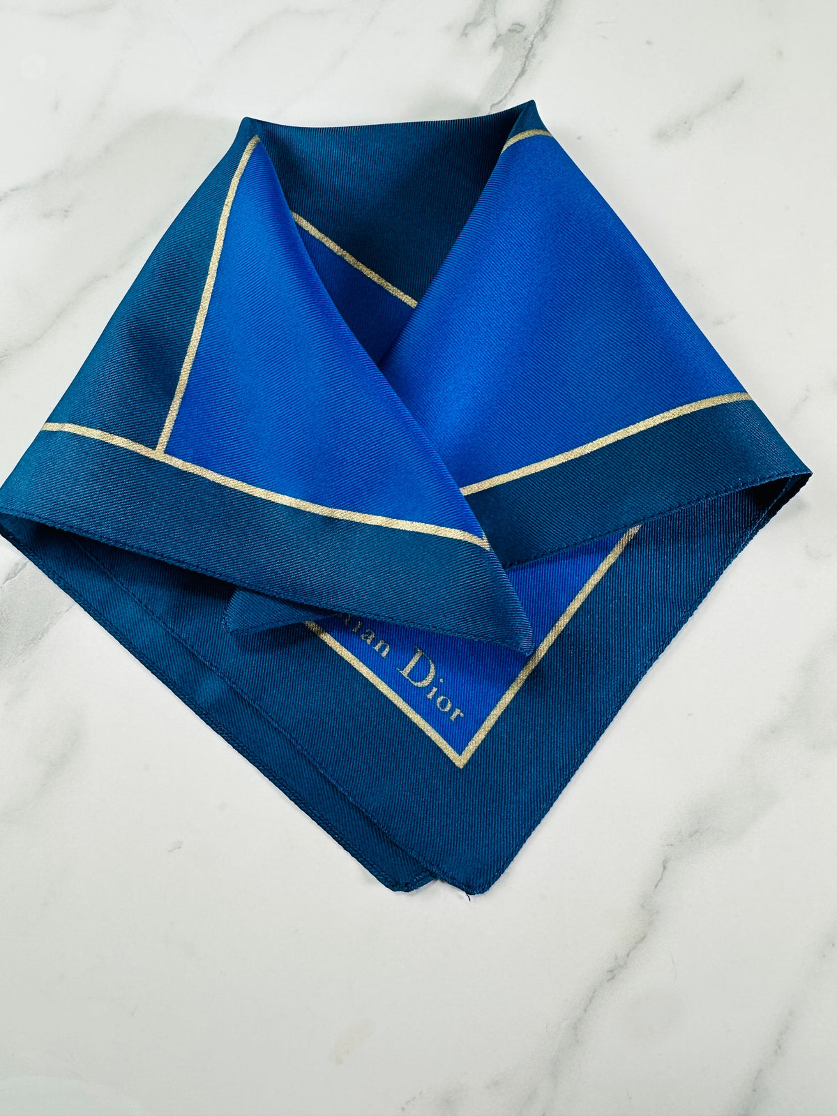 Petit carré Dior en soie bleu et crème motif géométrique vintage authentique