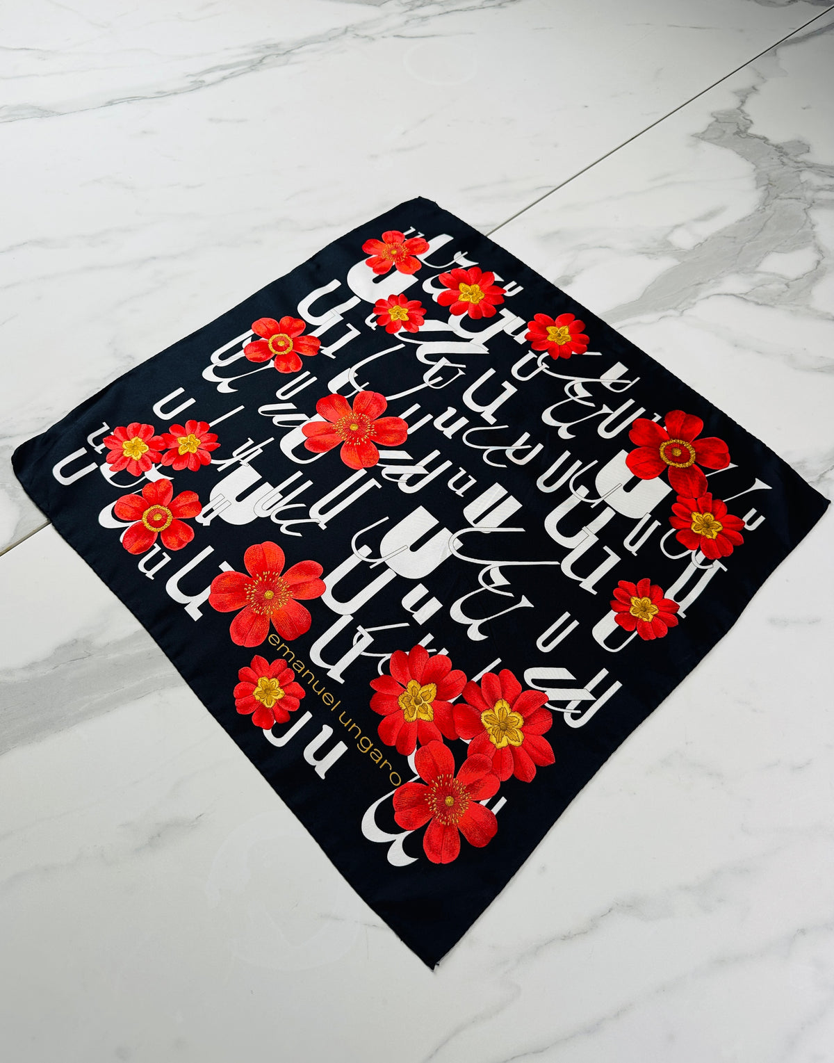 Petit carré Emanuel Ungaro en soie noir et rouge motif floral vintage authentique