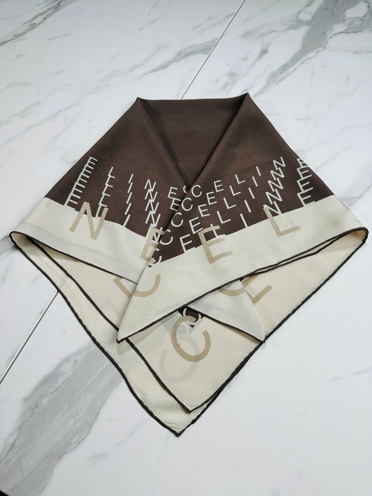 Foulard en soie Céline vintage authentique en marron et crème avec motif typographique