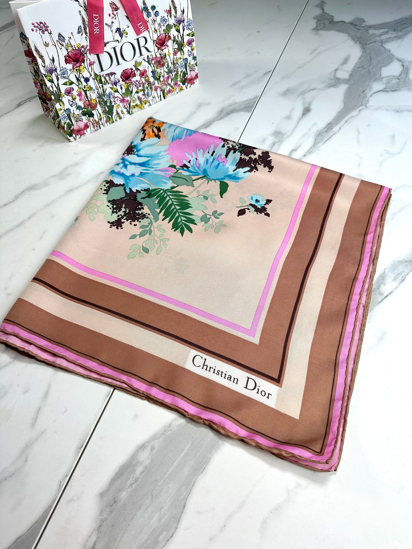 Carré Christian Dior en soie satinée beige et bronze motif floral vintage authentique