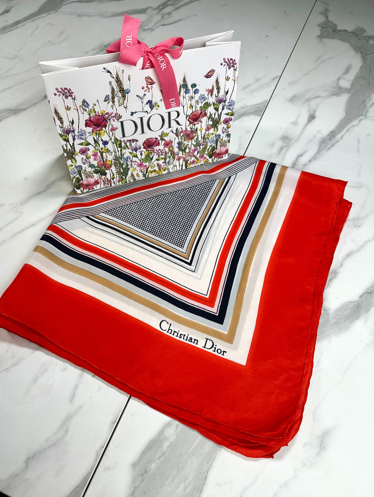 Carré Christian Dior en soie rouge et ivoire motif géométrique vintage authentique