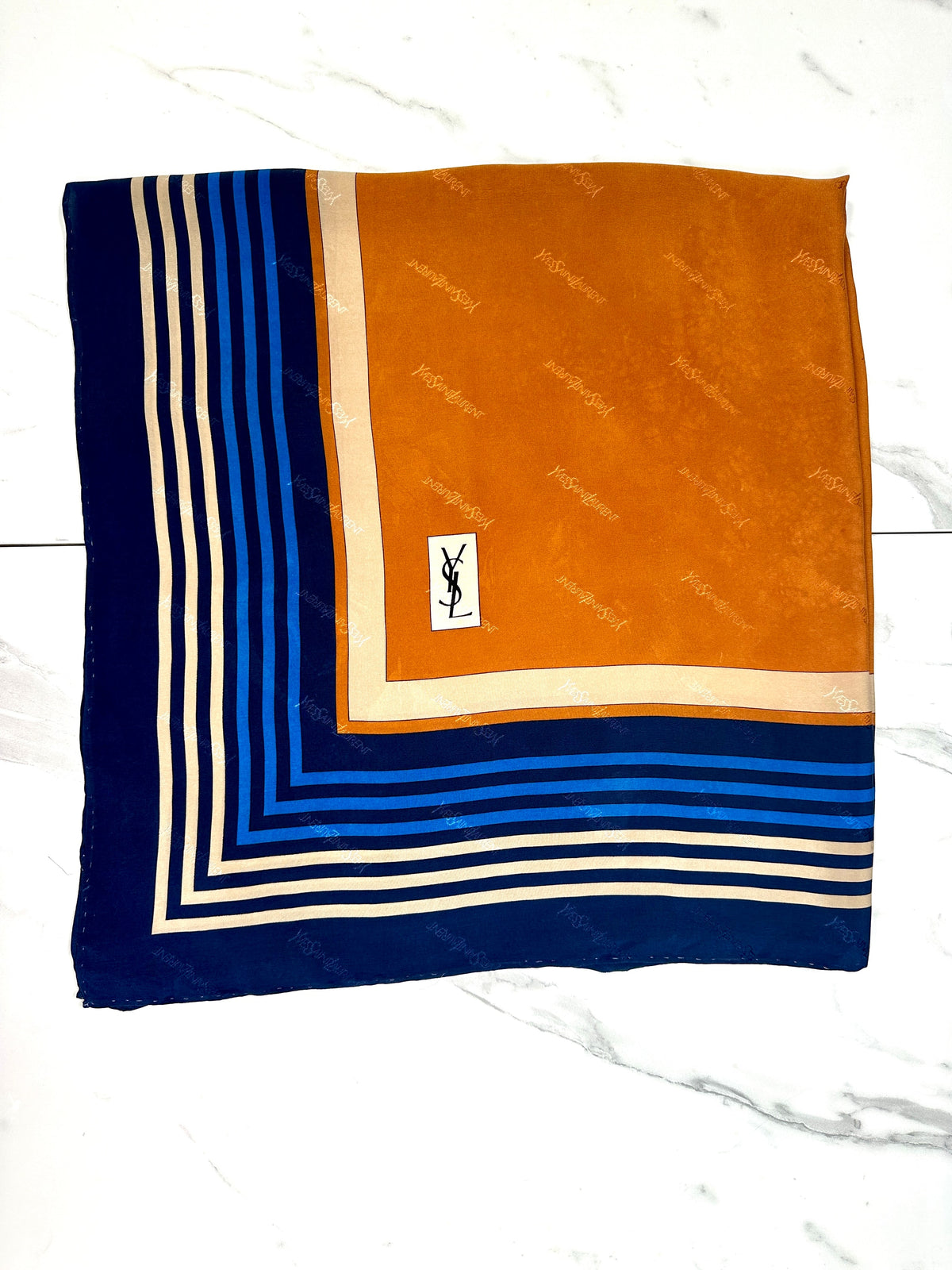 Carré Yves Saint Laurent en soie bleu marine et camel motif géométrique vintage authentique