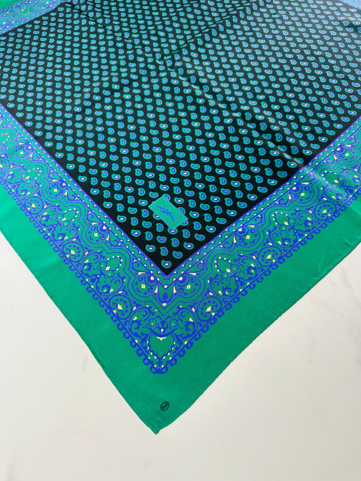 Foulard en soie vintage authentique Yves Saint Laurent vert et bleu à motif cachemire