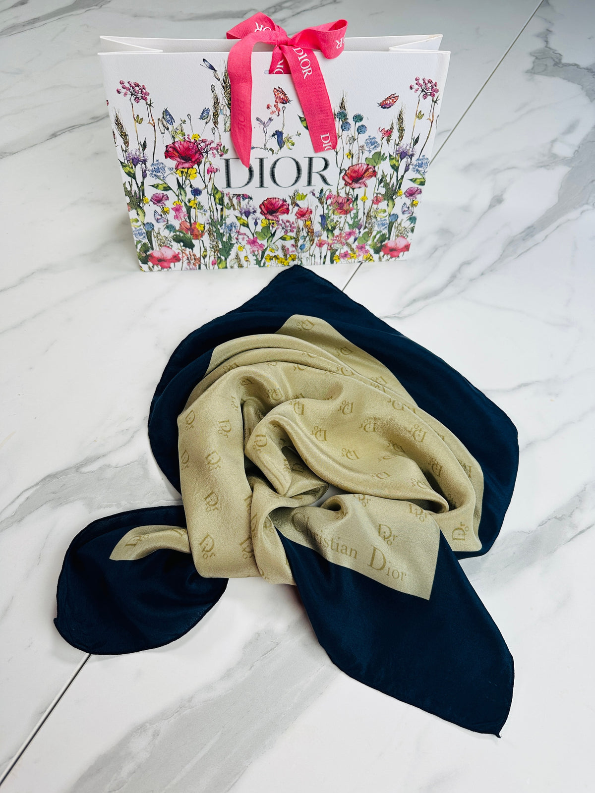 Foulard Christian Dior en Crêpe de Soie Bleu Marine et Beige avec Motif Logo Vintage Authentique