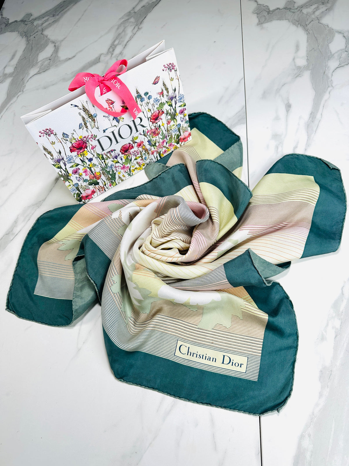 Carré Christian Dior en soie satinée vert et crème motif floral vintage authentique