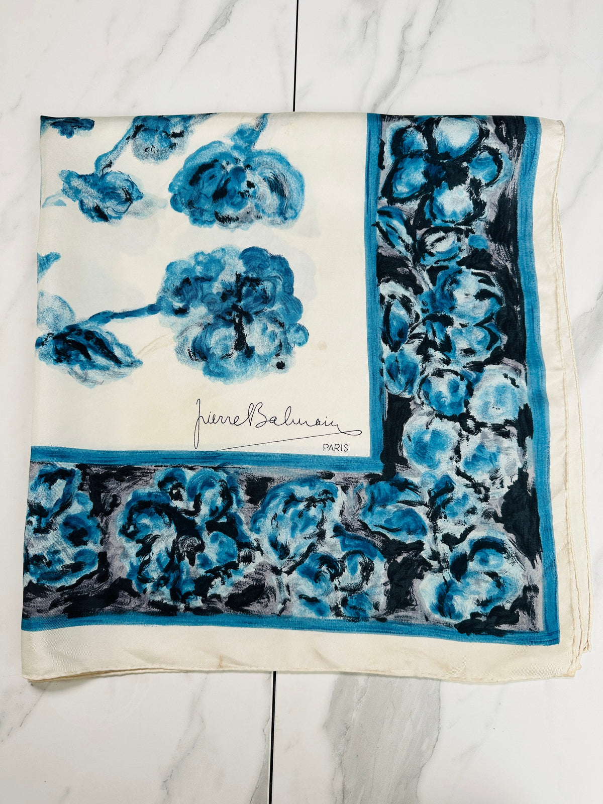 Carré Pierre Balmain en soie ivoire et bleu motif floral vintage authentique