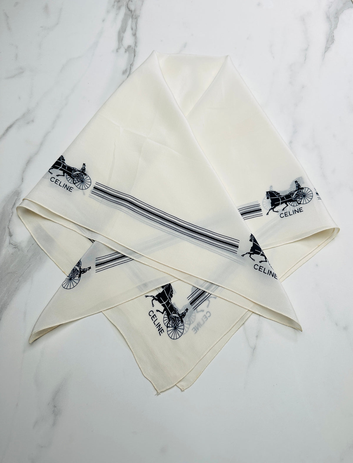 Foulard Céline Vintage Authentique en Crêpe de Soie Crème et Noir avec Motif Équestre