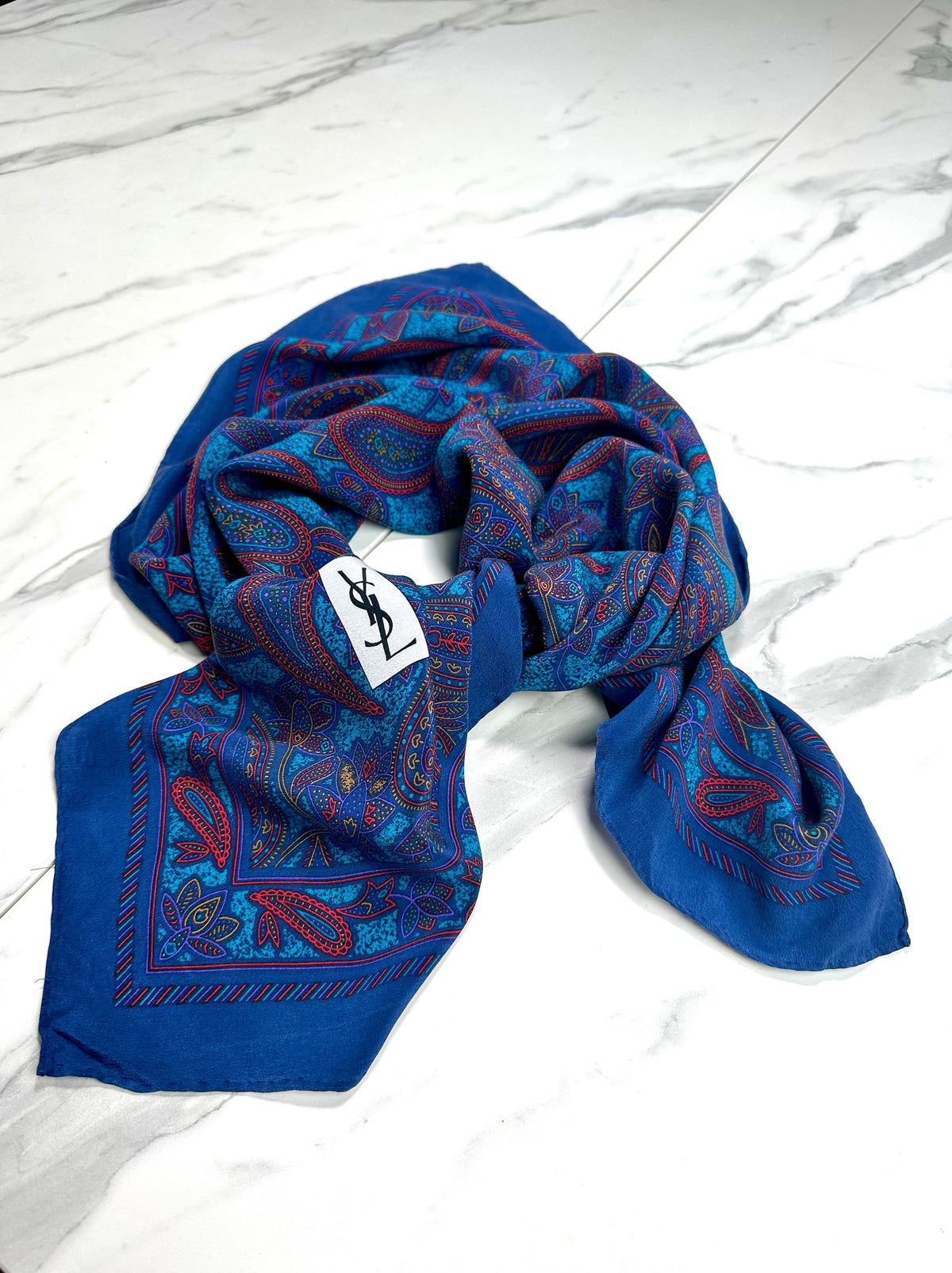 Carré Yves Saint Laurent en crêpe de soie bleu motif cachemire vintage authentique