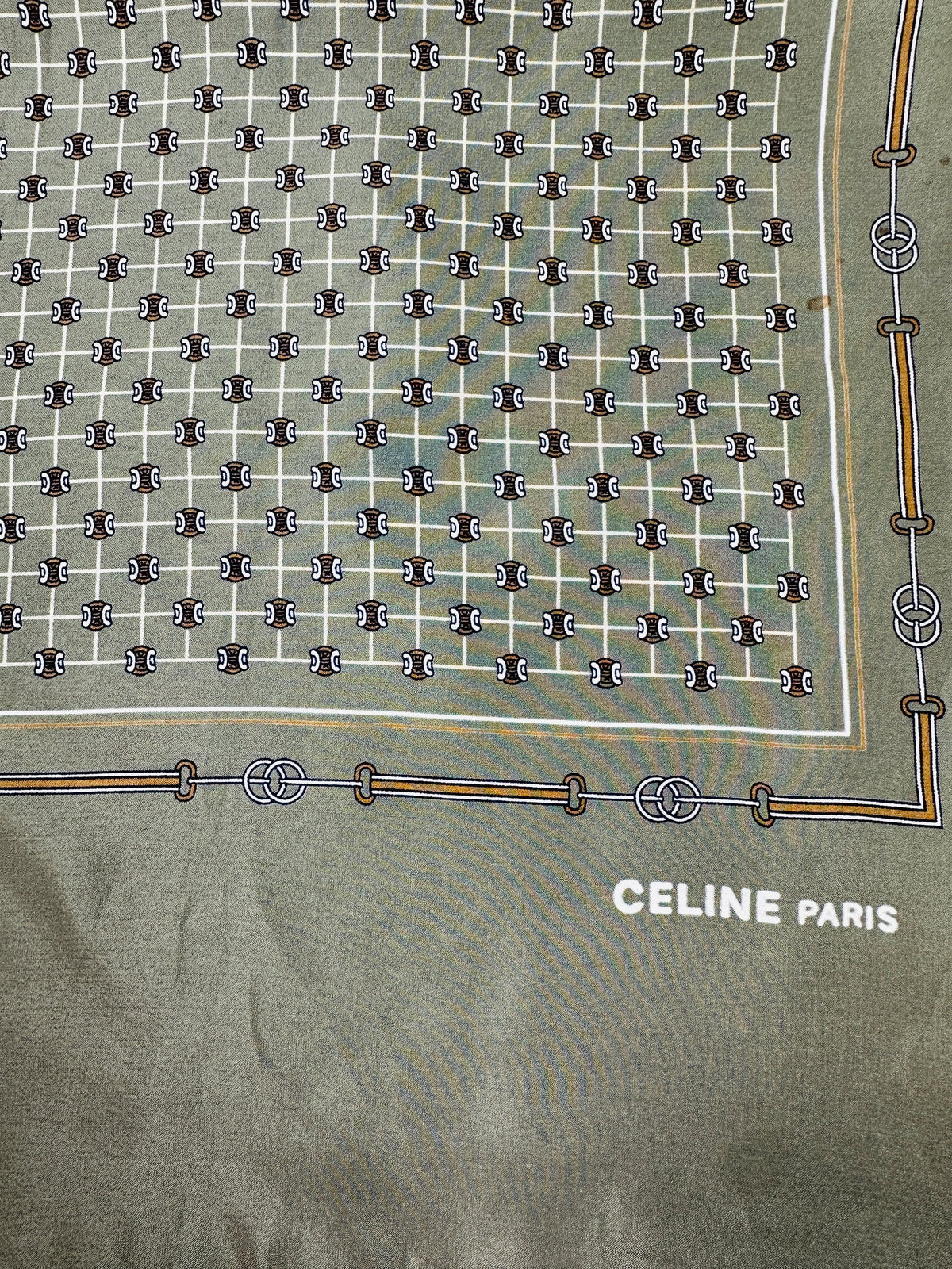 Foulard Celine en crêpe de soie vert olive et marron motif équestre vintage authentique