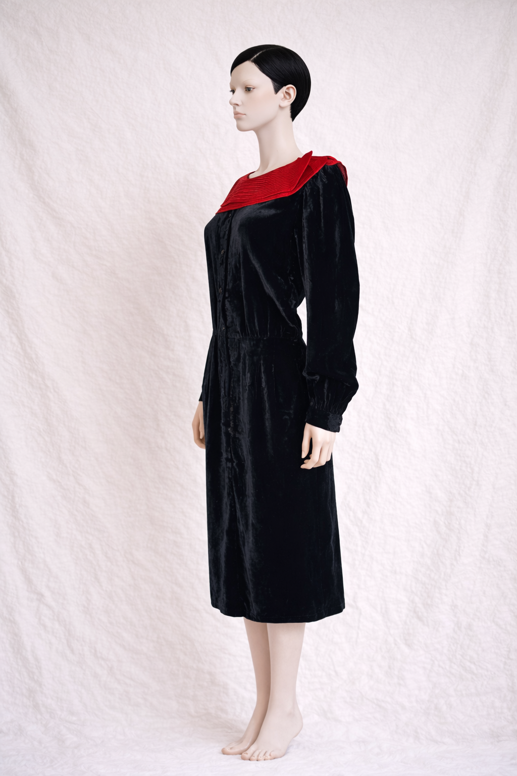 Robe vintage en velours noir et col rouge Valentino Miss V