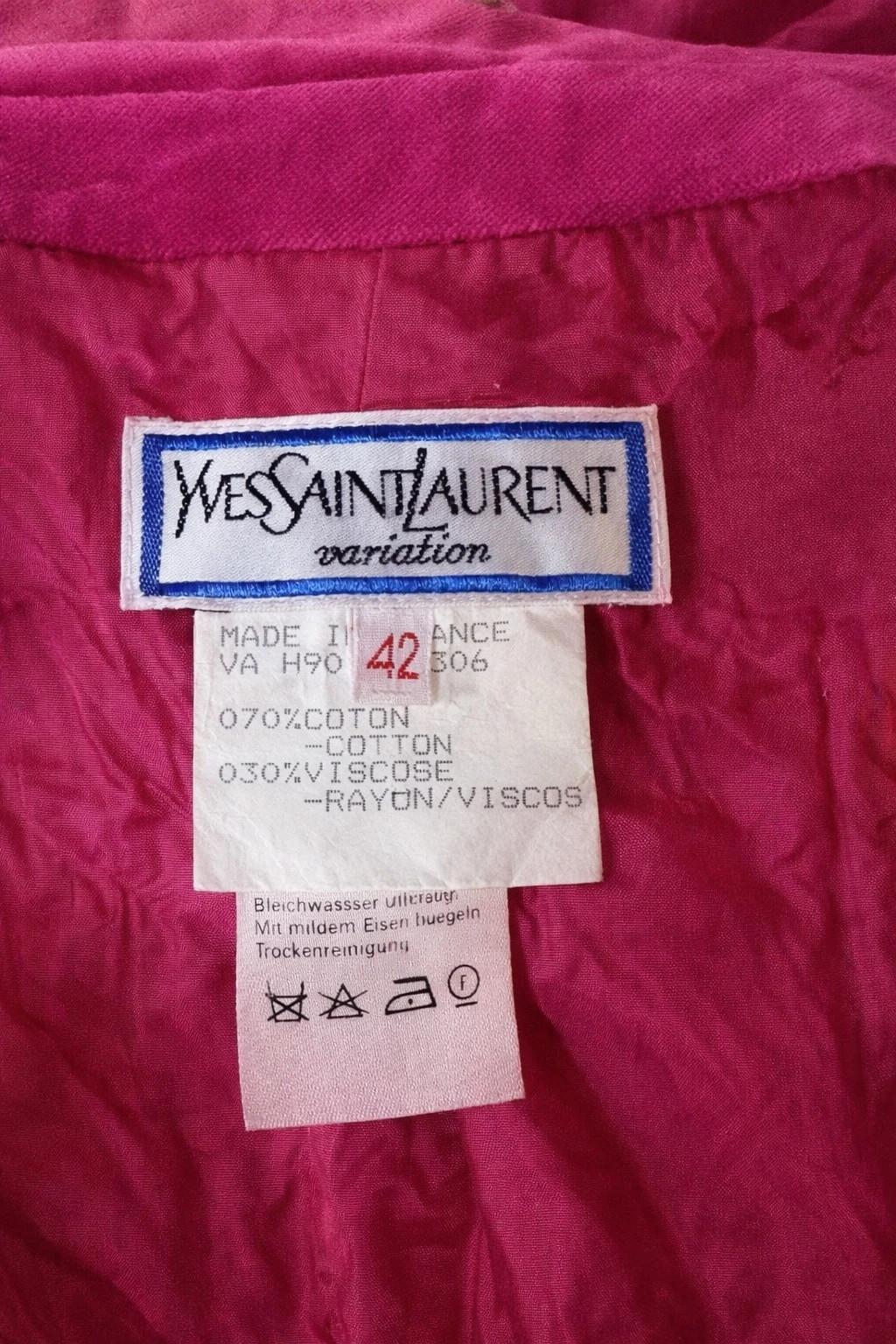 Blazer authentique Yves Saint Laurent en velours fuchsia vintage