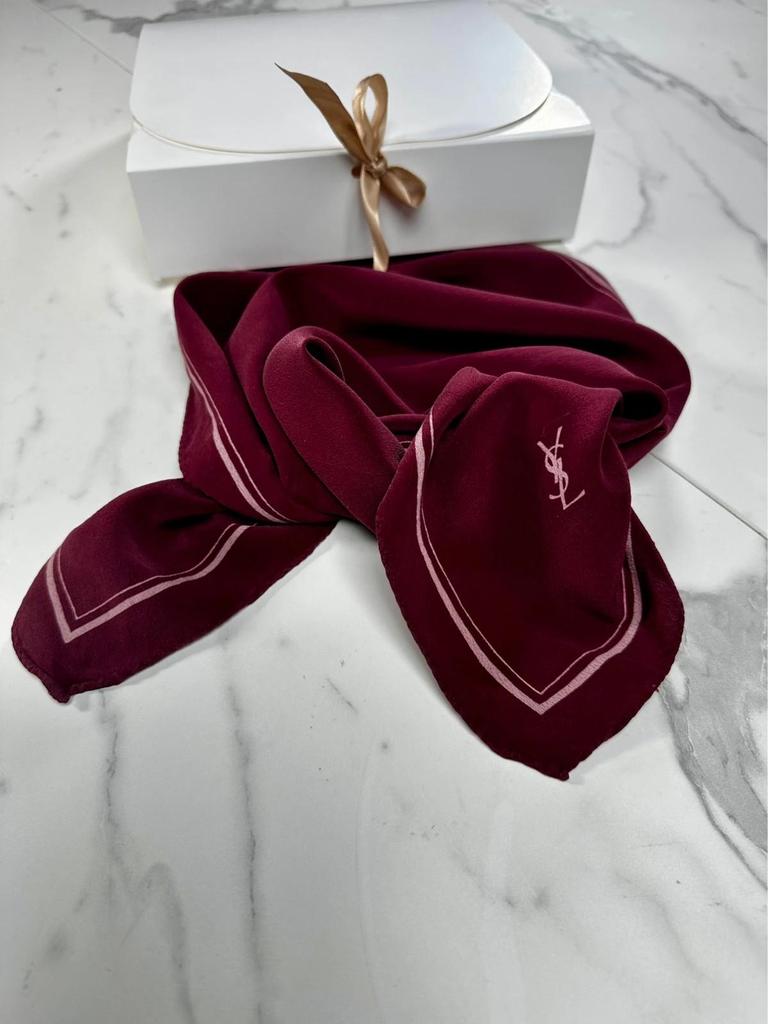 Carré en soie Yves Saint Laurent