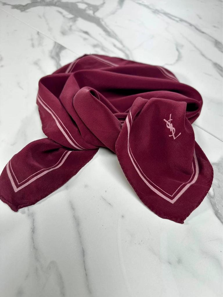 Carré en soie Yves Saint Laurent