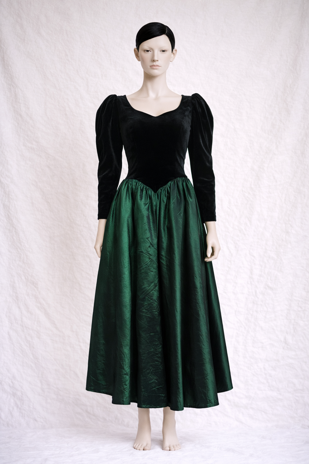 Robe longue  noire et verte Laura Ashley en velours et jupe satinée irisée vintage