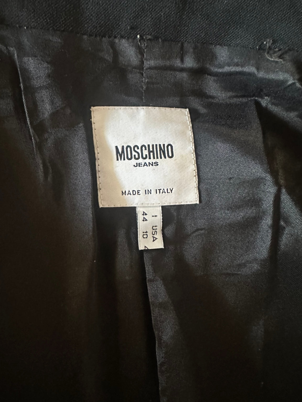 Blazer noir Moschino avec bouton rose