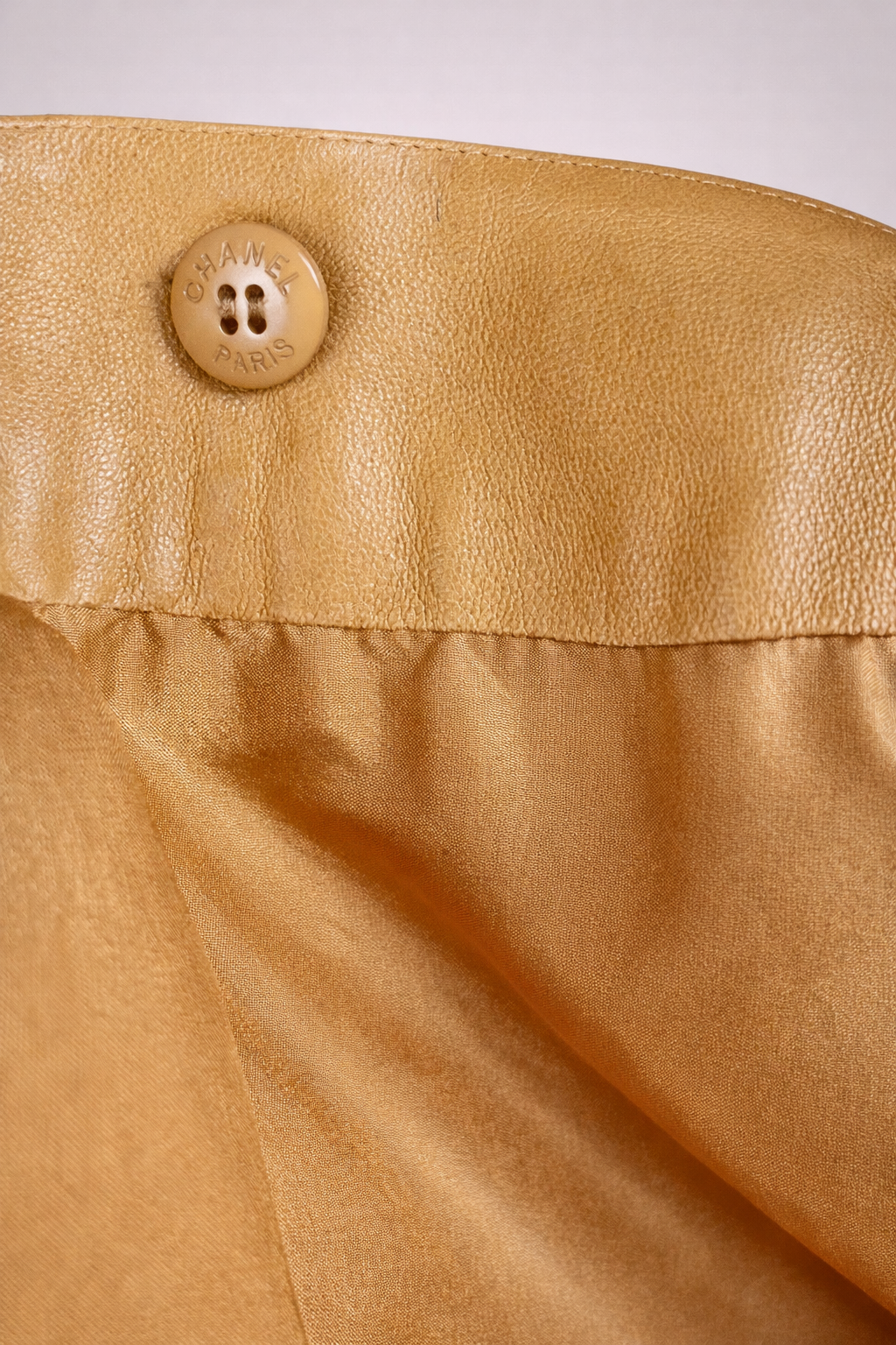 Jupe portefeuille authentique Chanel en cuir d’agneau camel vintage