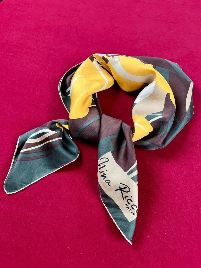 Carré en soie Nina Ricci vintage