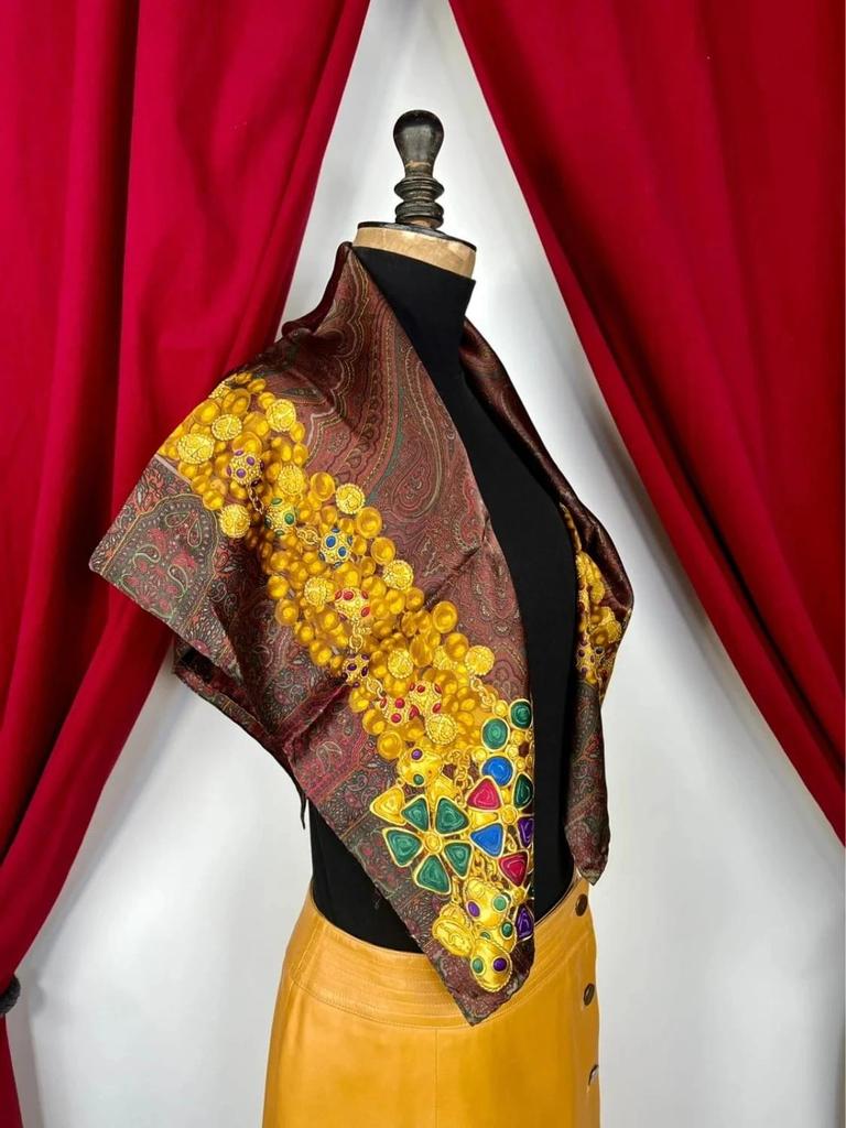 Carré vintage en soie Chanel neuf