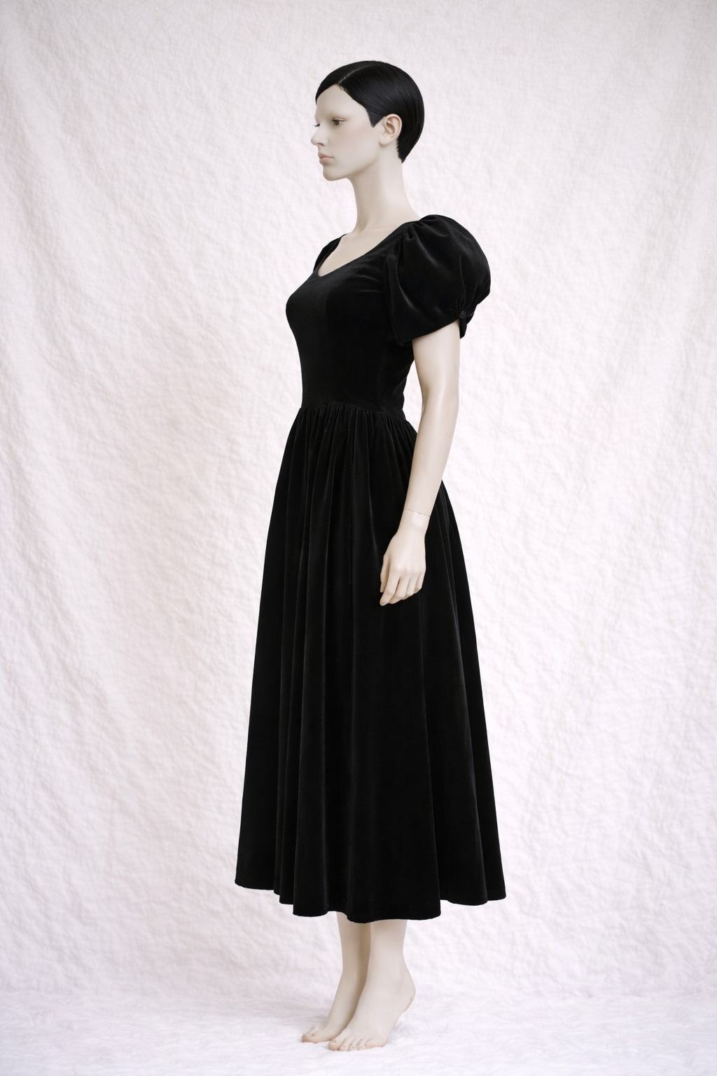 Robe longue vintage en velours noir Laura Ashley