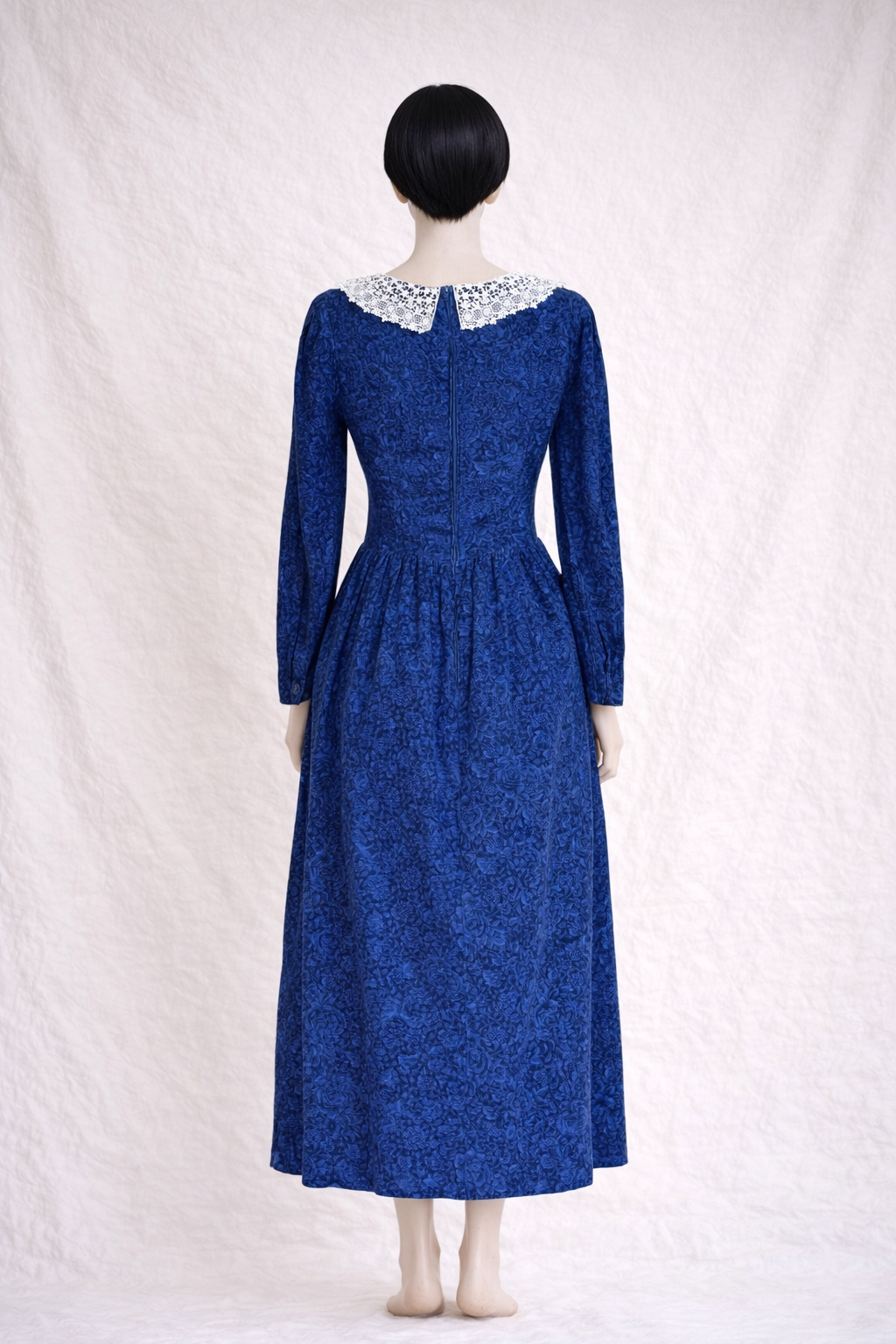 Robe en velours côtelé bleu  Laura Ashley à col dentelle vintage