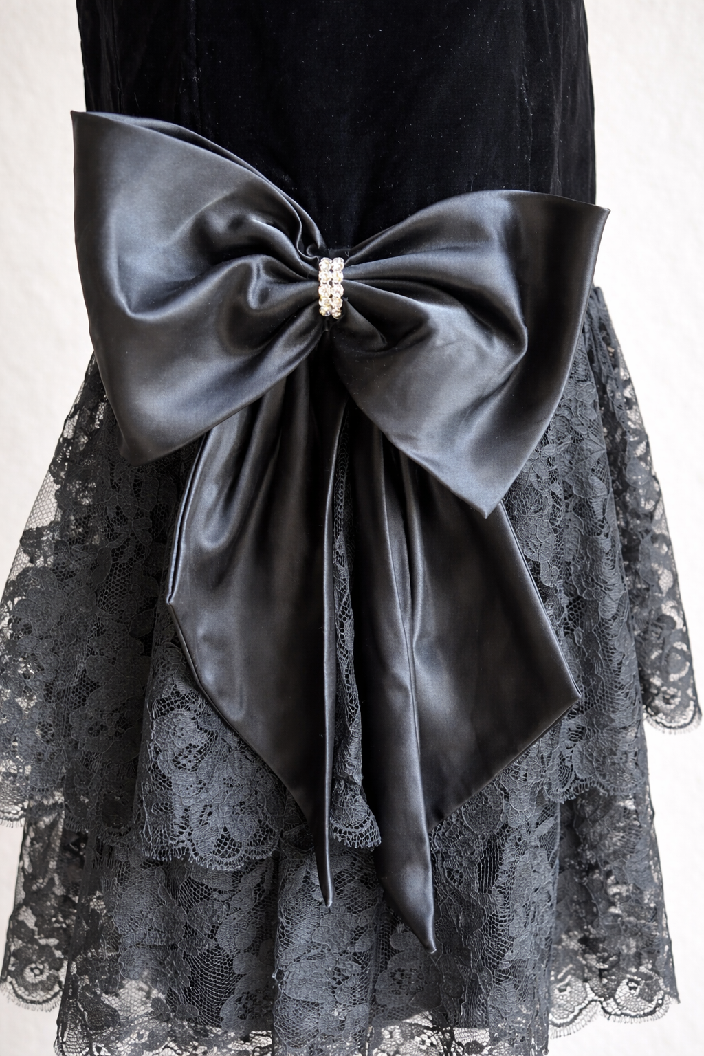 Robe de soirée noire avec noeud Loris Azzaro vintage