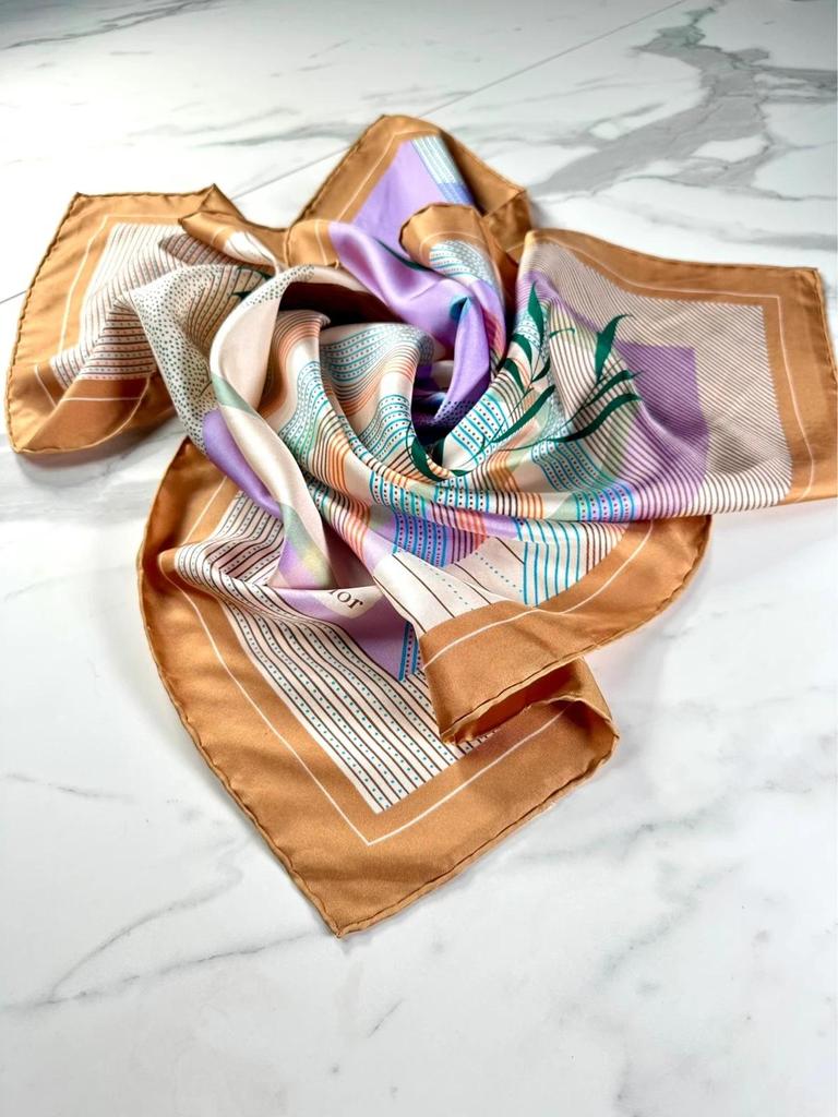 Grand carré en soie bronze lilas Christian Dior vintage