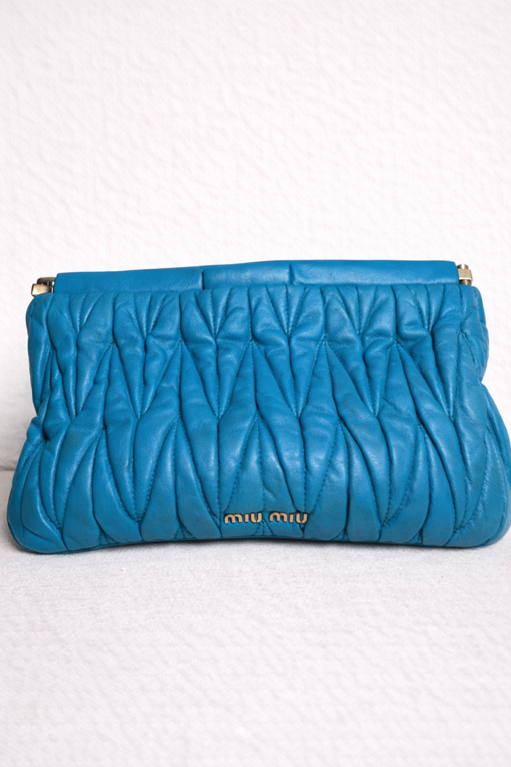 Pochette Miu Miu authentique en cuir d’agneau matelassé bleu turquoise