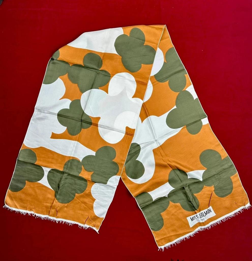 Foulard en soie Miss Balmain vintage