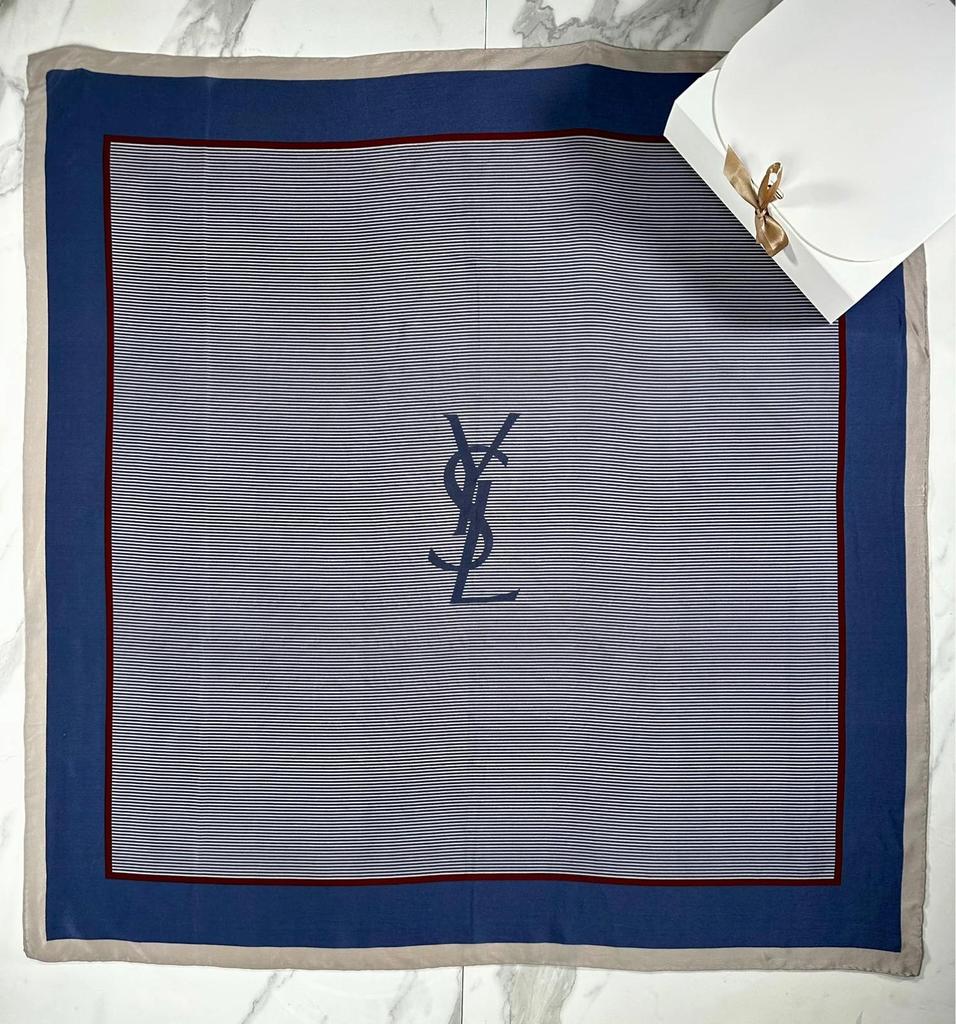 Grand carré en soie de crêpe Yves Saint Laurent vintage