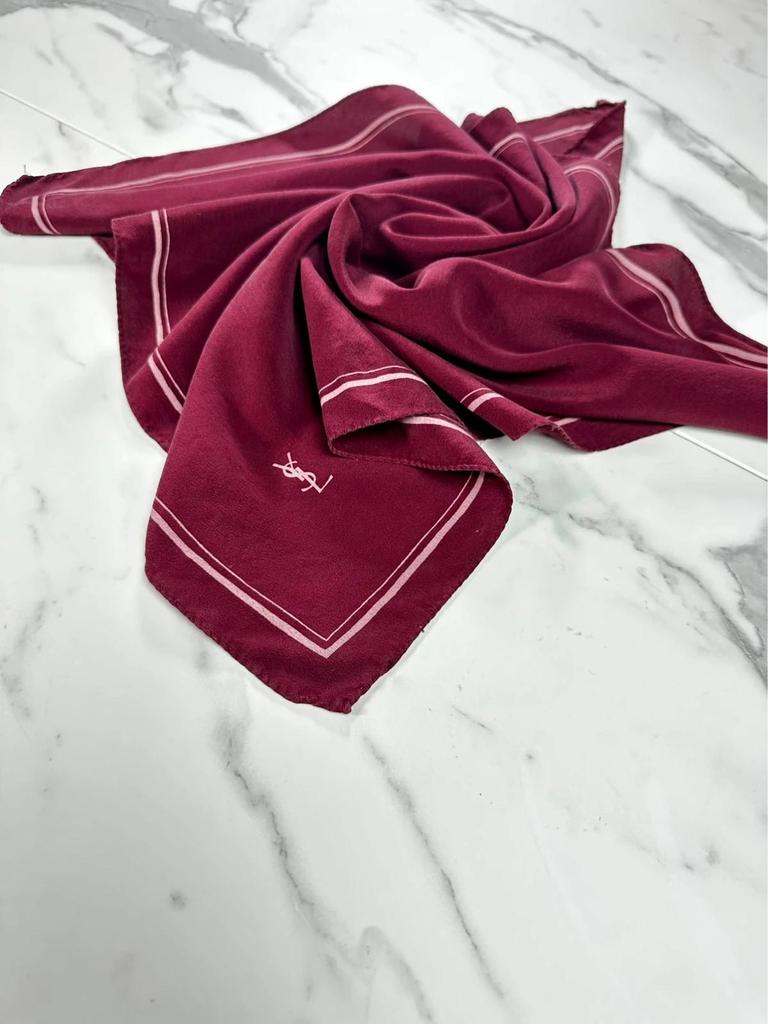 Carré en soie Yves Saint Laurent