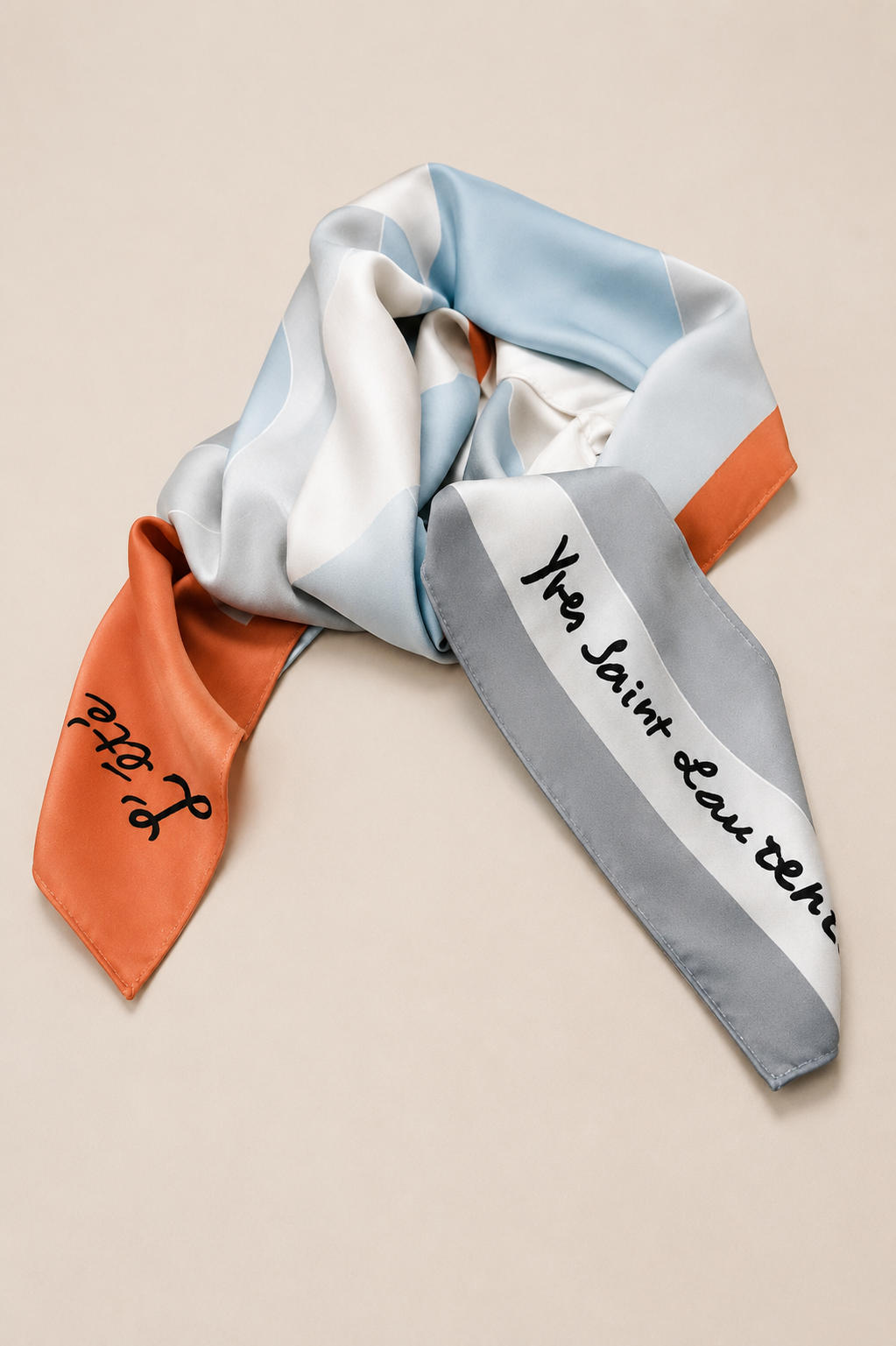Carré Yves Saint Laurent en soie motif l'été vintage authentique