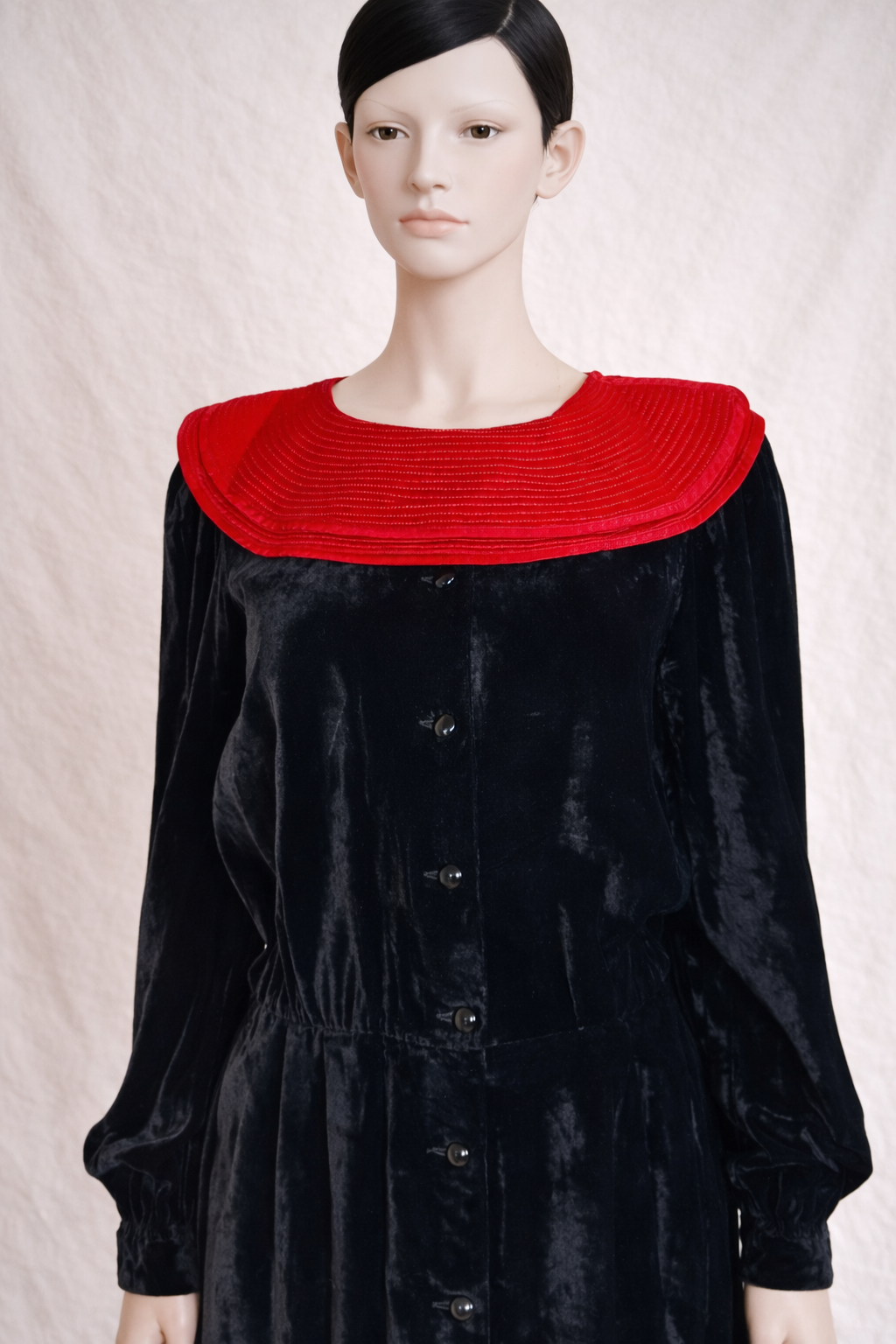 Robe vintage en velours noir et col rouge Valentino Miss V