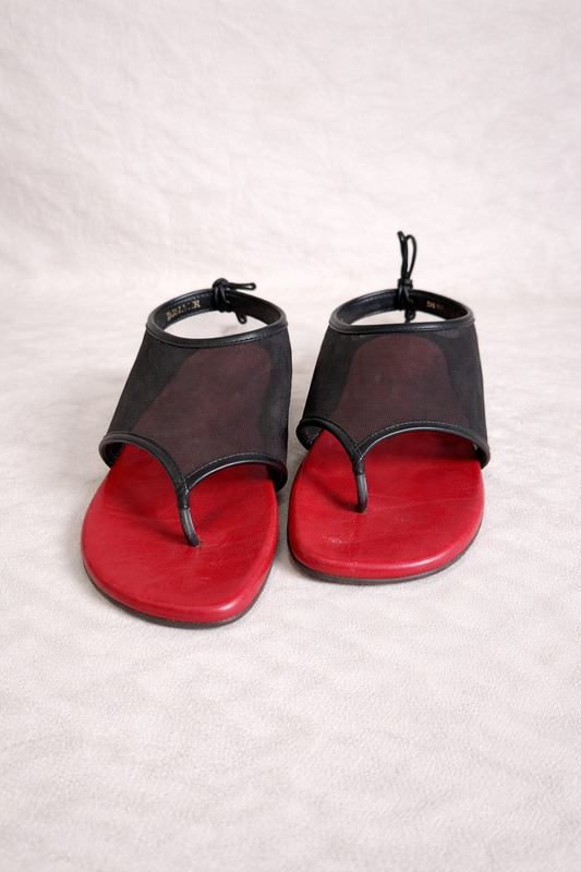 Chanel sandales tongs en mesh noir et cuir rouge authentique