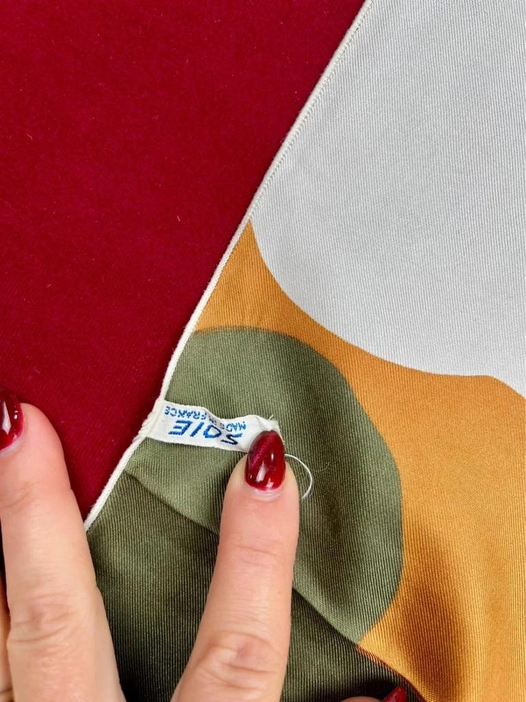Foulard en soie Miss Balmain vintage